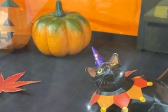 ハロウィン風のコスチュームがよく似合ってる黒猫ちゃん