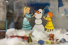 アナとエルサ仲良く雪だるまを作ってます。